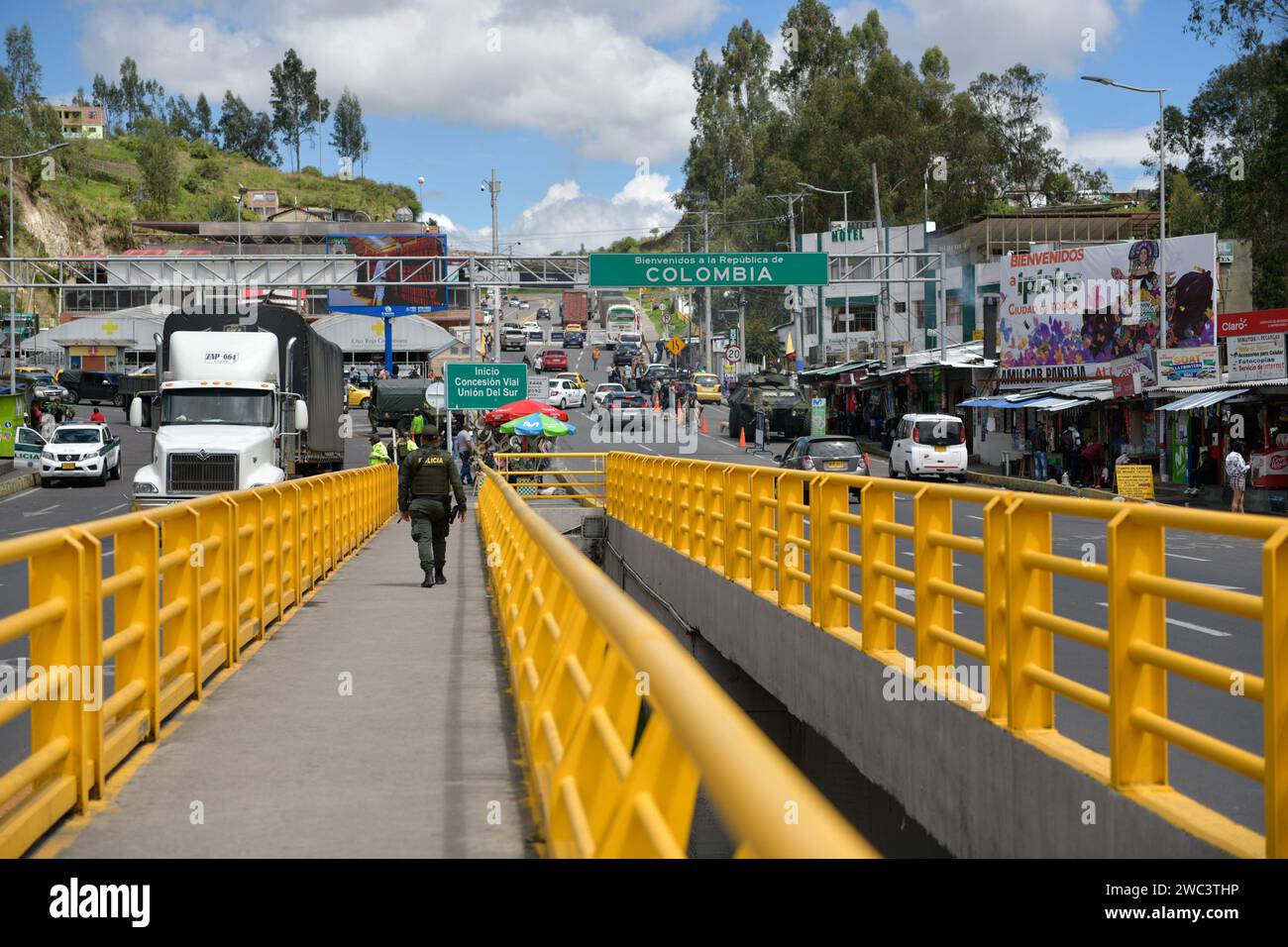 Tulcan, Ecuador. 13 gennaio 2024. Una visione della polizia colombiana che pattuglia il ponte di confine rumichaca in mezzo al conflitto armato interno dell'Ecuador mentre la violenza narco si diffonde in tutto il paese, 13 gennaio 2024, a Tulcan, Ecuador. Il ponte di confine tra Colombia e Ecuador Rumichaca fu pesantemente applicato dall'esercito colombiano dopo le accuse che l'alias "Fito" fuggì in Colombia dopo essere fuggito dalla presione. Foto di: Camilo Erasso/Long Visual Press Credit: Long Visual Press/Alamy Live News Foto Stock