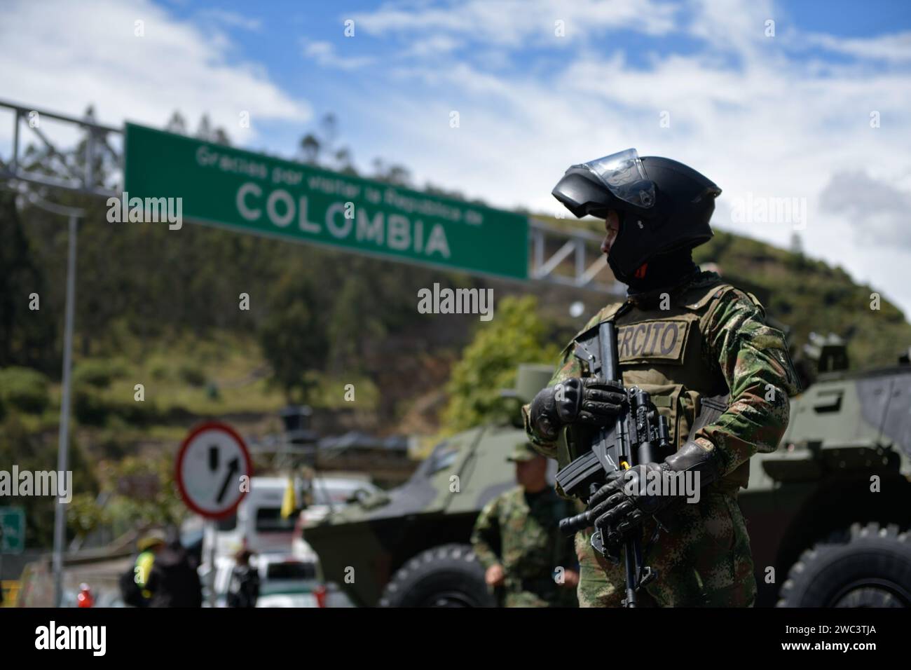 L'esercito nazionale colombiano controlla pesantemente il ponte di confine Rumichaca con l'Ecuador in mezzo al conflitto armato interno dell'Ecuador mentre la violenza narco si diffonde in tutto il paese, il 13 gennaio 2024, a Ipiales, Colombia. La brifge di confine Colombia - Ecuador Rumichaca è stata pesantemente applicata dall'esercito colombiano dopo le accuse che l'alias "Fito" è fuggito in Colombia dopo essere fuggito dalla presione. Foto di: Camilo Erasso/Long Visual Press Credit: Long Visual Press/Alamy Live News Foto Stock