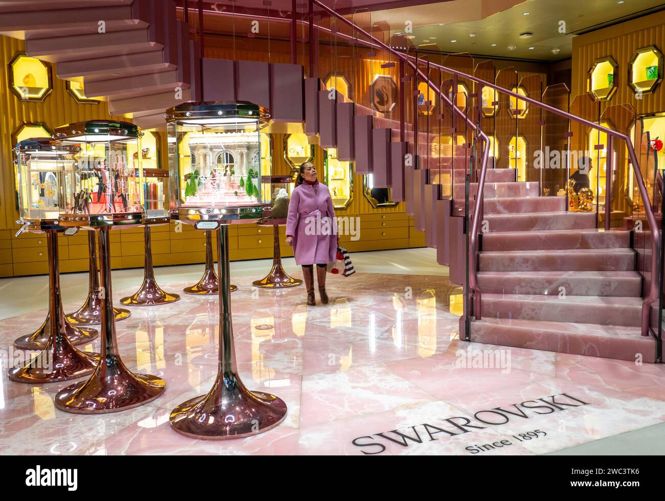 L'interno del flagship store globale Swarovski presenta una linea completa di prodotti in cristallo, New York City, Stati Uniti, 2024 Foto Stock