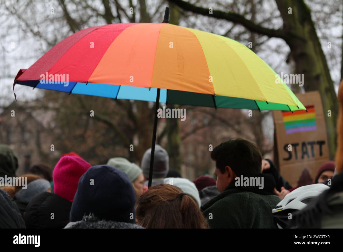 13 gennaio 2024, GÃ¶Ttingen, bassa Sassonia, Germania: Dopo che i pensatori laterali, i cittadini del Reich, gli estremisti di destra e altri partecipanti hanno iniziato una manifestazione a GÃ¶ttingen, in Germania, sabato, rappresentanti di dieci diverse organizzazioni e persone hanno partecipato al movimento contro. (Immagine di credito: © Tubal Sapkota/Pacific Press via ZUMA Press Wire) SOLO USO EDITORIALE! Non per USO commerciale! Foto Stock