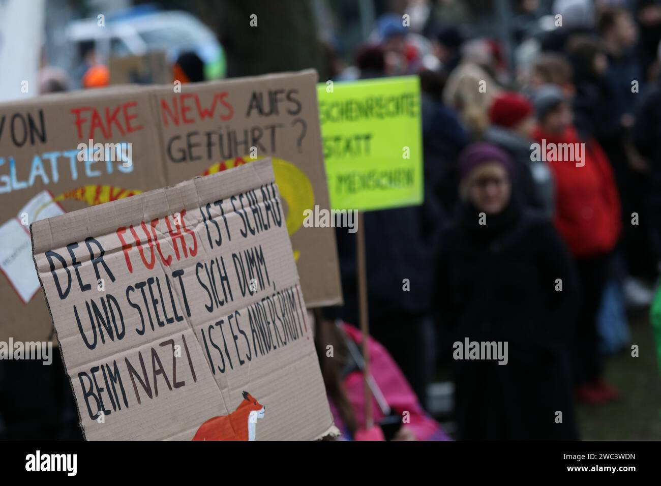 13 gennaio 2024, GÃ¶Ttingen, bassa Sassonia, Germania: Dopo che i pensatori laterali, i cittadini del Reich, gli estremisti di destra e altri partecipanti hanno iniziato una manifestazione a GÃ¶ttingen, in Germania, sabato, rappresentanti di dieci diverse organizzazioni e persone hanno partecipato al movimento contro. (Immagine di credito: © Tubal Sapkota/Pacific Press via ZUMA Press Wire) SOLO USO EDITORIALE! Non per USO commerciale! Foto Stock