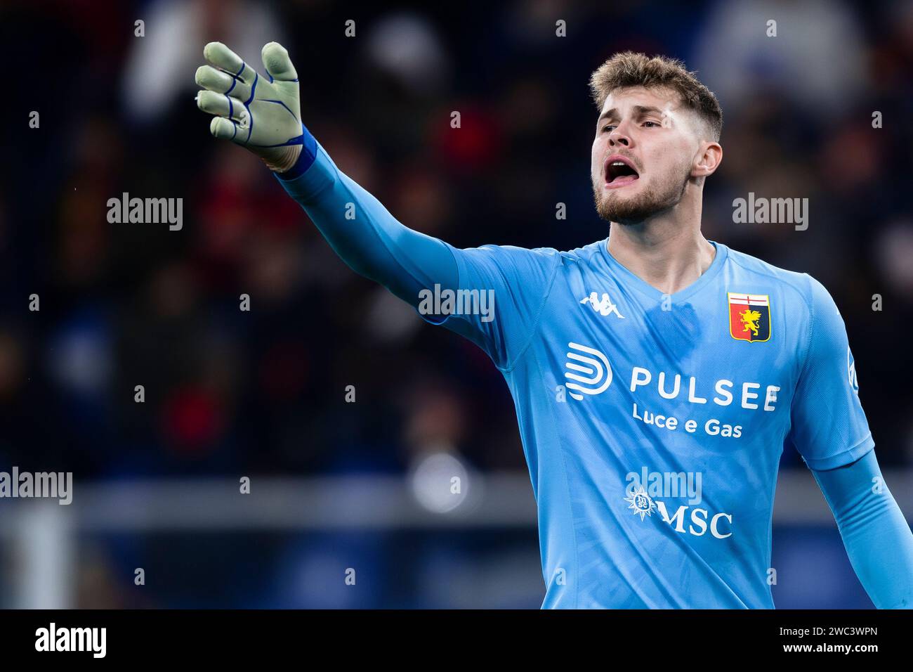 Genova, Italia. 13 gennaio 2024. Josep Martinez del Genoa CFC gestisce durante la partita di serie A tra Genoa CFC e Torino FC. Crediti: Nicolò campo/Alamy Live News Foto Stock