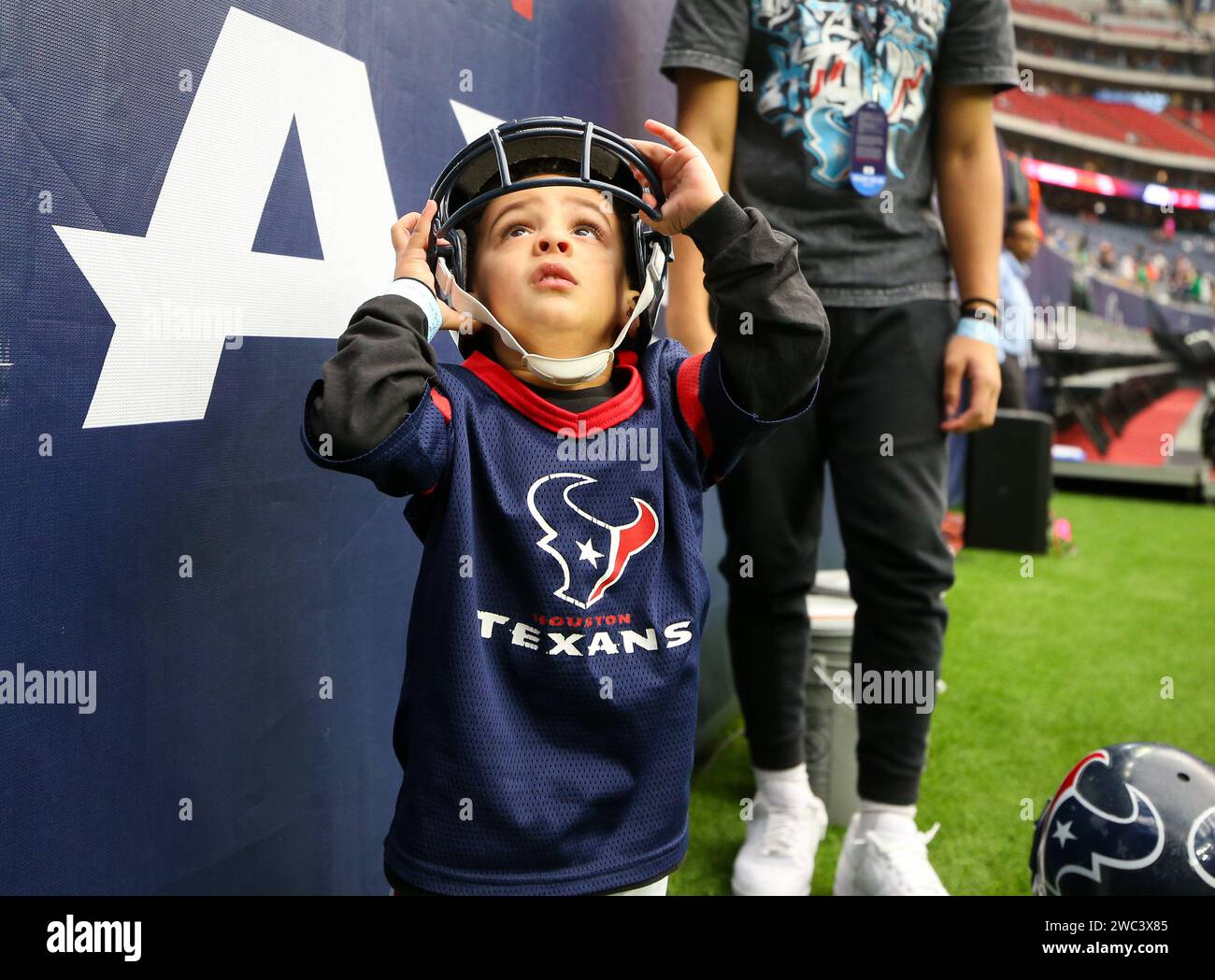 13 gennaio 2024: Un giovane tifoso degli Houston Texans a bordo campo prima dell'inizio di una gara di playoff tra i Texans e i Cleveland Browns il 13 gennaio 2024 a Houston. (Immagine di credito: © Scott Coleman/ZUMA Press Wire) SOLO USO EDITORIALE! Non per USO commerciale! Foto Stock