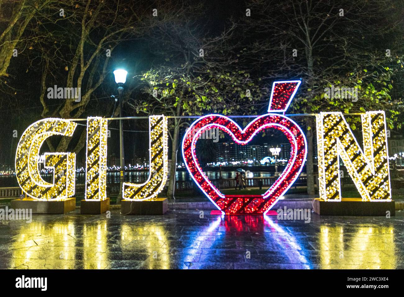 Insegna illuminata della città di Gijon nell'illuminazione natalizia. Foto Stock