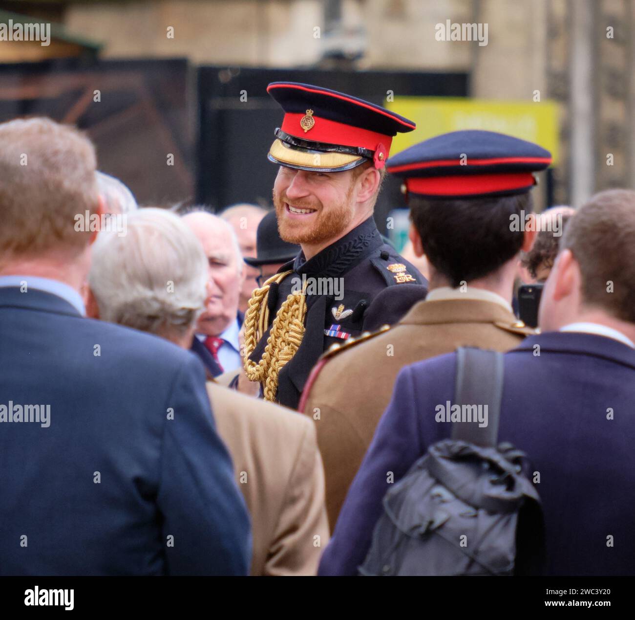 Il principe Harry sorride in una folla di persone che indossano l'uniforme militare alla cerimonia commemorativa. Londra Regno Unito. 7 novembre 2019. Foto Stock