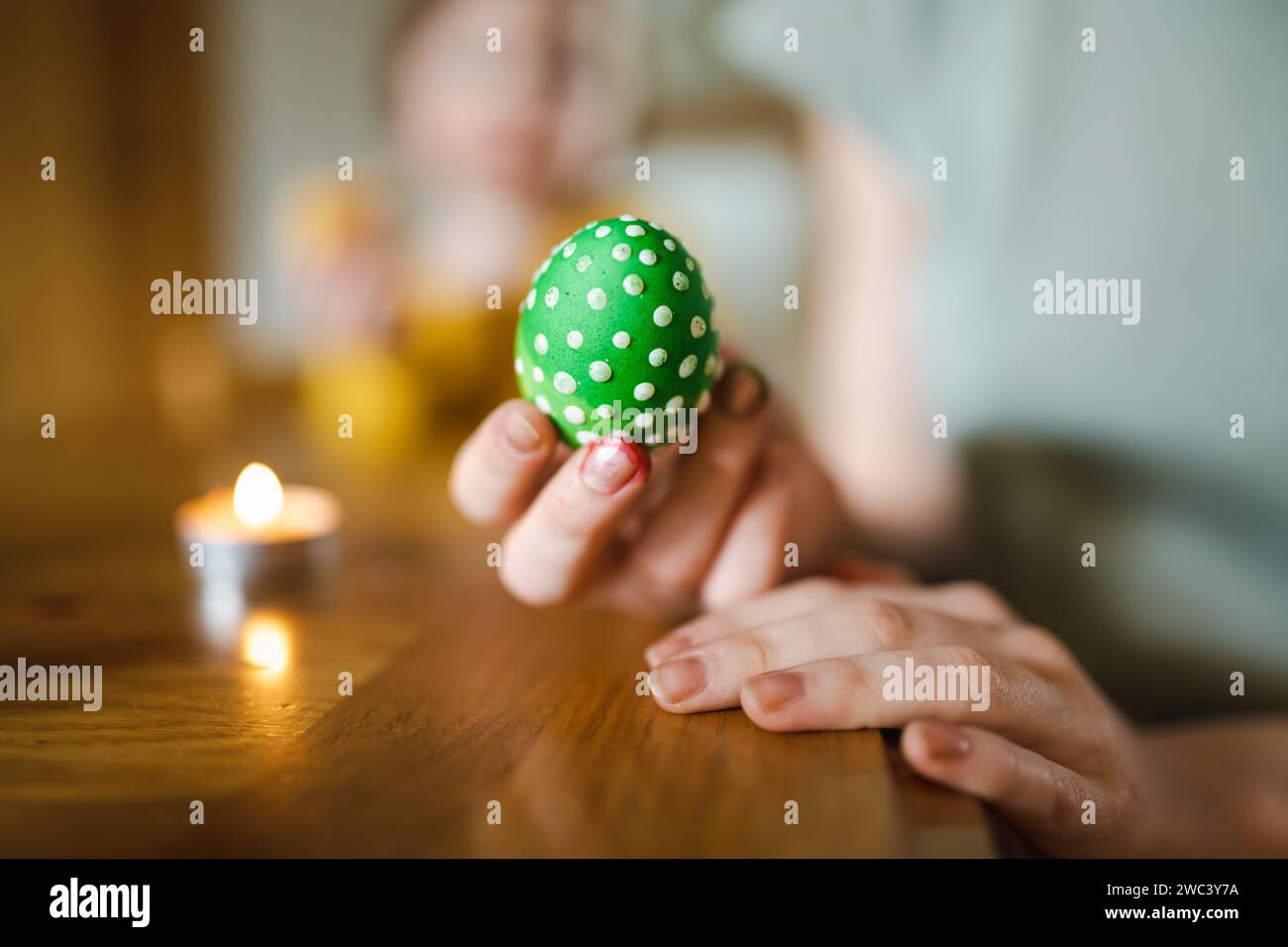 Usare la cera di candela per colorare le uova di Pasqua a casa. Dipingere uova colorate per la caccia di Pasqua. Preparatevi per la festa di Pasqua. Tradizioni di famiglia. Foto Stock