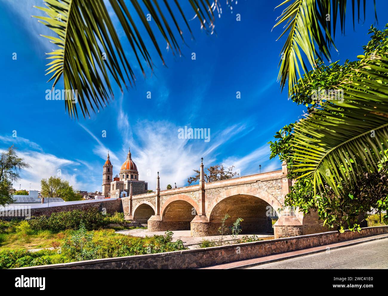 Vecchio ponte coloniale e Parrocchia della luce a Lagos de Moreno. Patrimonio mondiale dell'UNESCO a Jalisco, Messico Foto Stock
