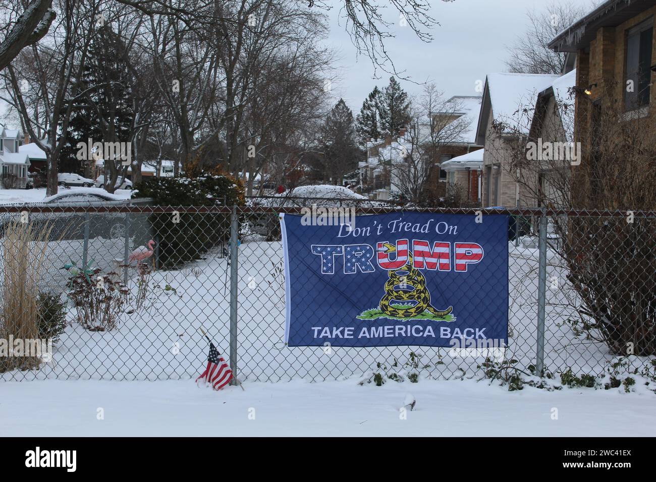 Non tartare la bandiera Trump sulla recinzione in inverno nelle nuvole giornate con la neve a Des Plaines, Illinois Foto Stock