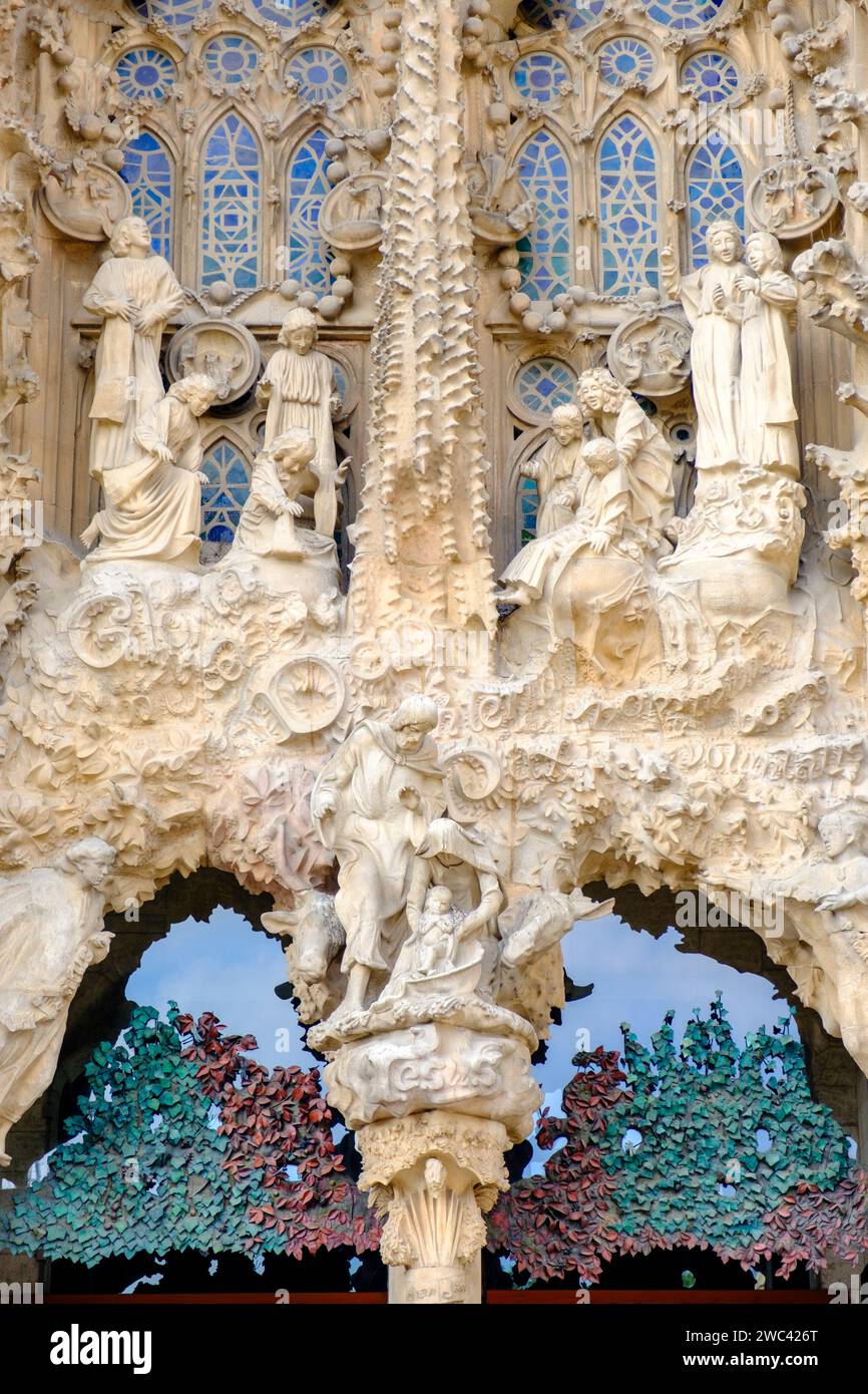 Portico, dettagli facciata Natività all'esterno della Basilica la Sagrada Familia, di Antoni Gaudí, Barcellona, Spagna Foto Stock