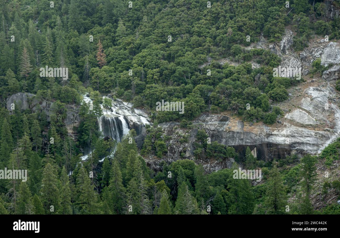 High Snow Year aumenta il flusso nelle cascate di Snow Creek nel parco nazionale di Yosemite Foto Stock