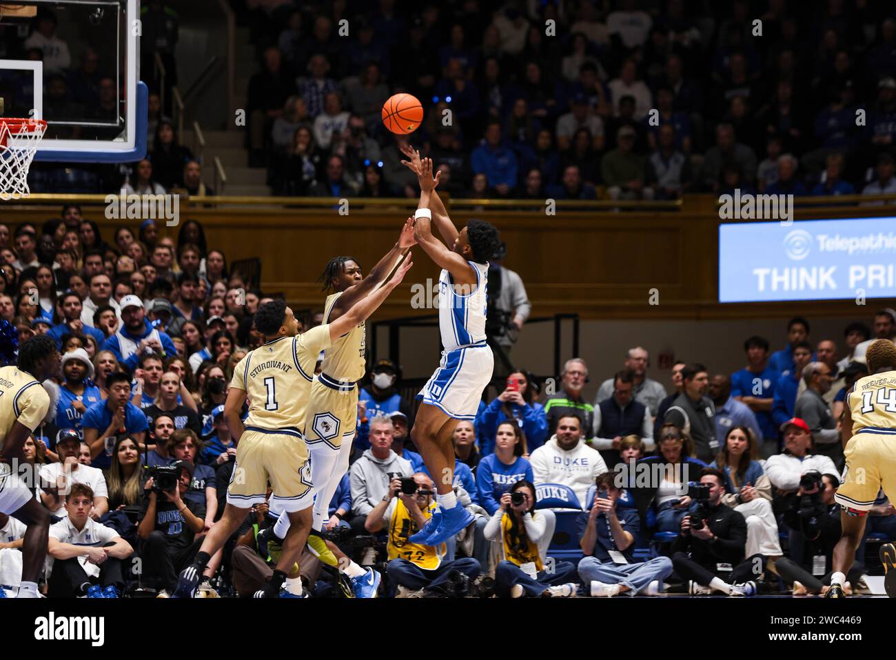 Durham, North Carolina, USA. 13 gennaio 2024. 1/13/24 - Durham, NC - la guardia dei Duke Blue Devils Jeremy Roach #3 lancia tre punti durante la prima metà della partita al Cameron Indoor Stadium di Durham, North Carolina.Zuma Press (immagine di credito: © Hunter Cone/ZUMA Press Wire) SOLO PER USO EDITORIALE! Non per USO commerciale! Foto Stock