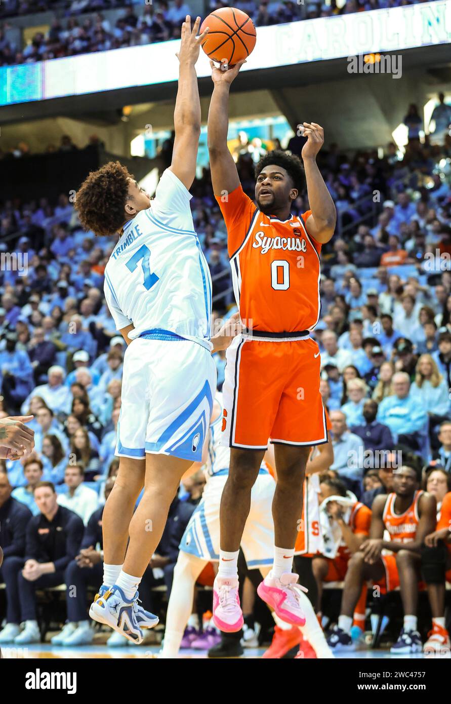 13 gennaio 2024: Il sophomore di Syracuse Kyle Cuffe Jr. (0) spara sul sophomore della Carolina del Nord Seth Trimble (7). Partita di pallacanestro NCAA tra Syracuse e la University of North Carolina al Dean Smith Center, Chapel Hill, North Carolina. David Beach/CSM (immagine di credito: © David Beach/Cal Sport Media) Foto Stock