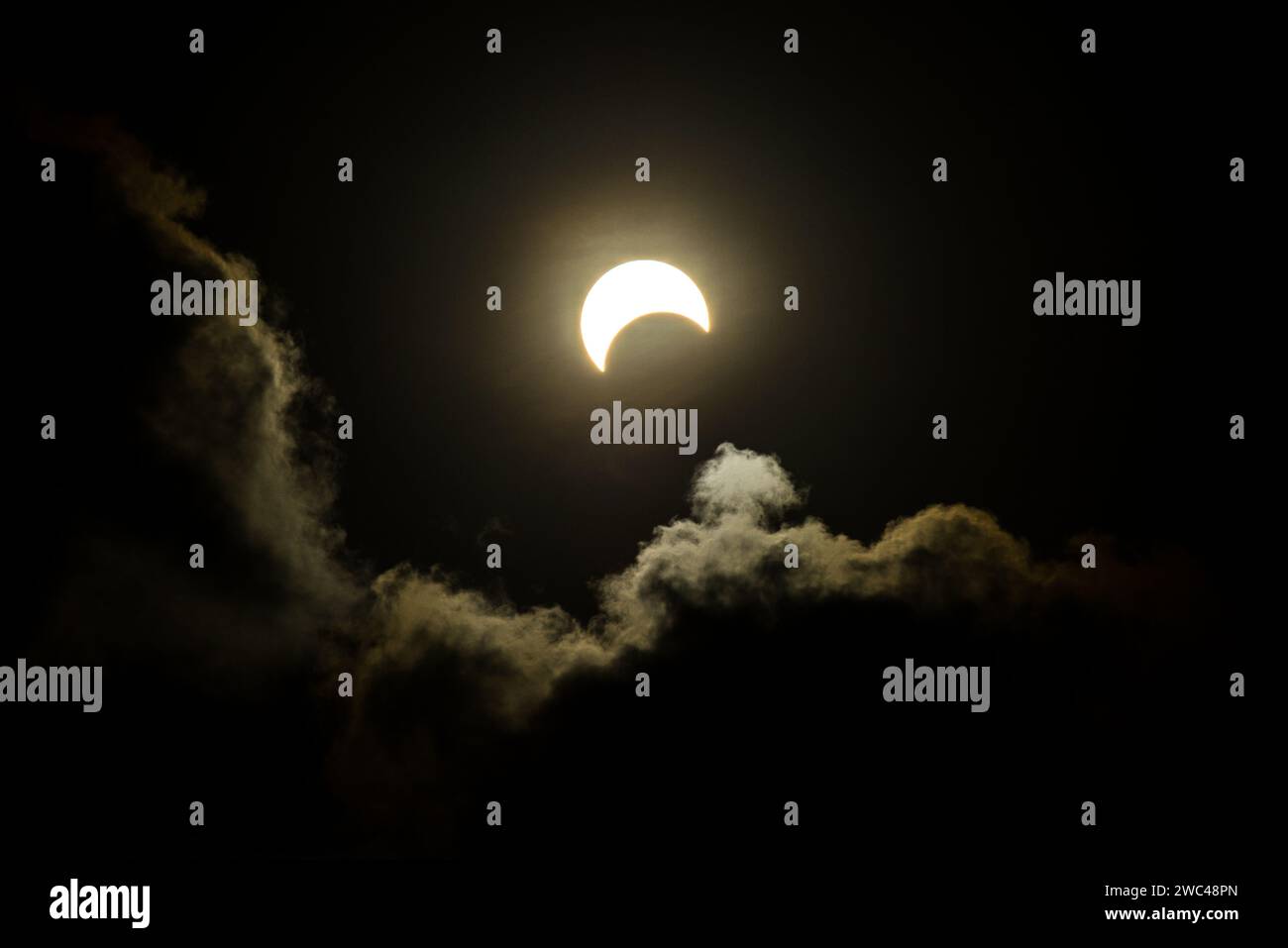 Eclissi solare parziale del 14 ottobre 2023 durante il tramonto visto da Natal, una città del Brasile Foto Stock