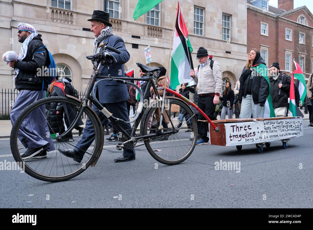 Londra, Regno Unito. 13 gennaio 2024. Migliaia di manifestanti pro-palestinesi hanno marciato dalla City di Londra a Parliament Square, chiedendo un immediato cessate il fuoco. Nonostante le proteste di massa a livello globale, e la settima marcia nazionale, non ci sono segni di avvenimento non appena il numero di morti palestinesi sale a 23.000 e migliaia di persone rimangono ferite, affrontando condizioni terribili all'interno delle poche strutture mediche funzionanti. Credito: Fotografia dell'undicesima ora/Alamy Live News Foto Stock