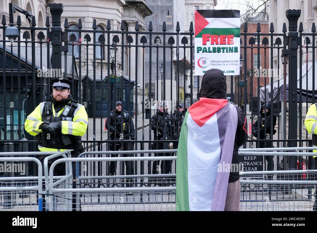 Londra, Regno Unito. 13 gennaio 2024. Migliaia di manifestanti pro-palestinesi hanno marciato dalla City di Londra a Parliament Square, chiedendo un immediato cessate il fuoco. Nonostante le proteste di massa a livello globale, e la settima marcia nazionale, non ci sono segni di avvenimento non appena il numero di morti palestinesi sale a 23.000 e migliaia di persone rimangono ferite, affrontando condizioni terribili all'interno delle poche strutture mediche funzionanti. Credito: Fotografia dell'undicesima ora/Alamy Live News Foto Stock