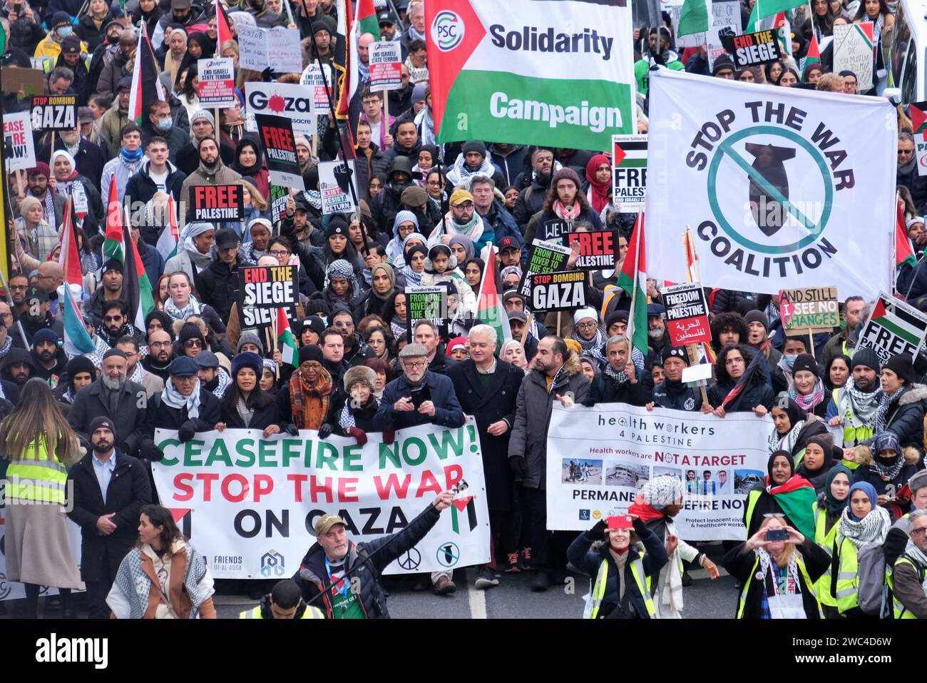 Londra, Regno Unito. 13 gennaio 2024. Migliaia di manifestanti pro-palestinesi si avvicinano al Waterloo Bridge durante la loro marcia dalla City di Londra a Parliament Square, chiedendo un immediato cessate il fuoco. Nonostante le proteste di massa a livello globale e la settima marcia nazionale, non mostra alcun segno di accadere non appena il numero di morti palestinesi sale a 23.000 e migliaia di persone rimangono ferite, affrontando condizioni terribili all'interno delle poche strutture mediche funzionanti a Gaza. Credito: Fotografia dell'undicesima ora/Alamy Live News Foto Stock