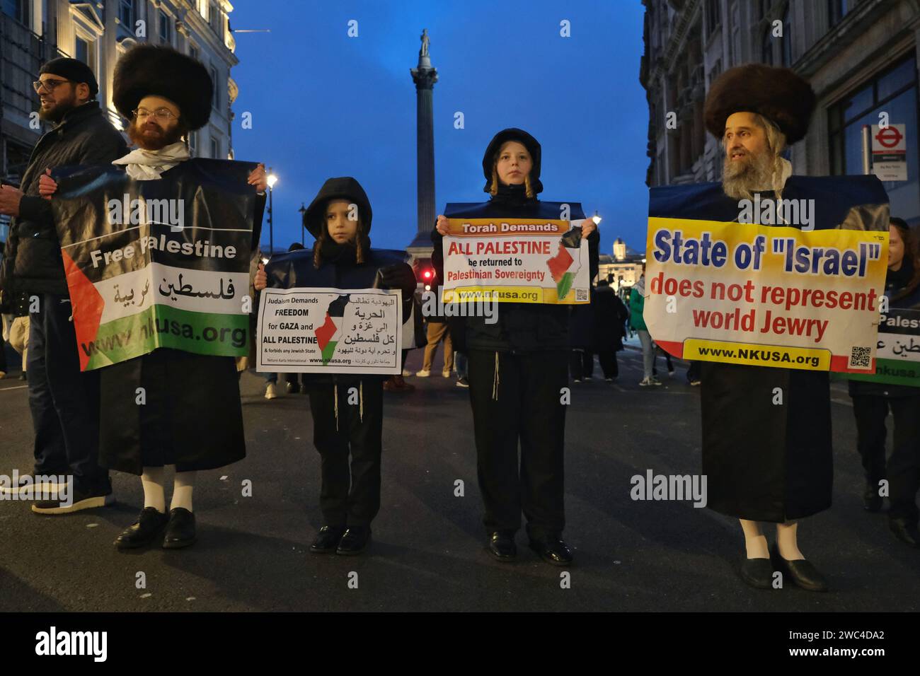 Londra, Regno Unito. 13 gennaio 2024. Migliaia di manifestanti pro-palestinesi hanno marciato dalla City di Londra a Parliament Square, chiedendo un immediato cessate il fuoco. Nonostante le proteste di massa a livello globale, e la settima marcia nazionale, non ci sono segni di avvenimento non appena il numero di morti palestinesi sale a 23.000 e migliaia di persone rimangono ferite, affrontando condizioni terribili all'interno delle poche strutture mediche funzionanti. Credito: Fotografia dell'undicesima ora/Alamy Live News Foto Stock