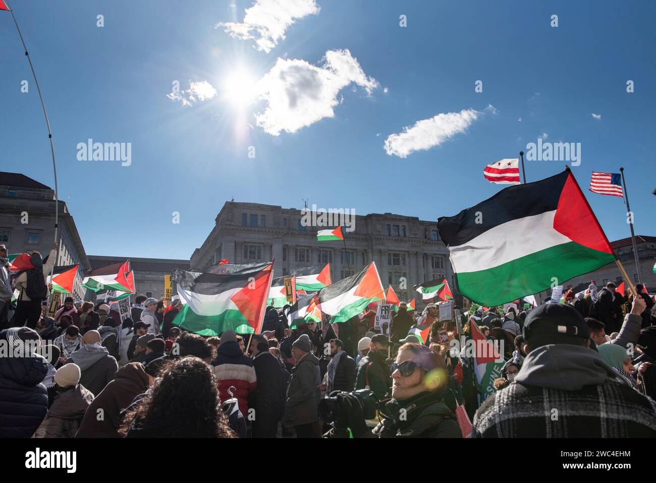 Manifestanti nella marcia su Washington per Gaza a Washington, DC sabato 13 gennaio 2023. Migliaia di persone hanno partecipato alla marcia e alle proteste, molte delle quali hanno chiesto un cessate il fuoco e criticato il presidente Biden per aver sostenuto Israele. Credito: Annabelle Gordon/CNP Foto Stock