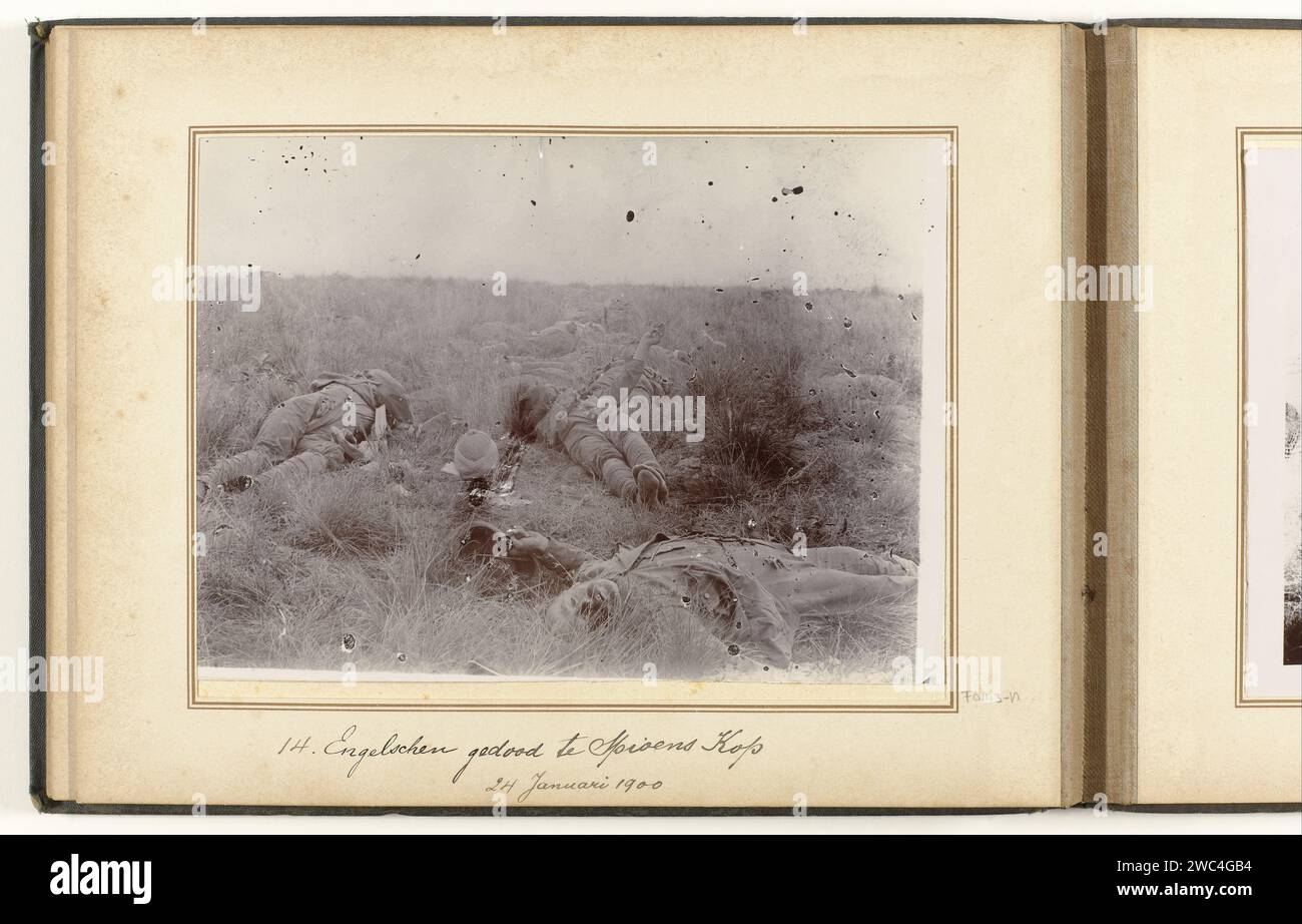 Vittime inglesi della battaglia a Spionkop in Sud Africa, Anonymous, 1900 Fotografia parte di album fotografico con registrazioni della seconda guerra boera (1899-1902). Carta Spionkop. supporto fotografico. Orrori di guerra in cartone Spionkop Foto Stock