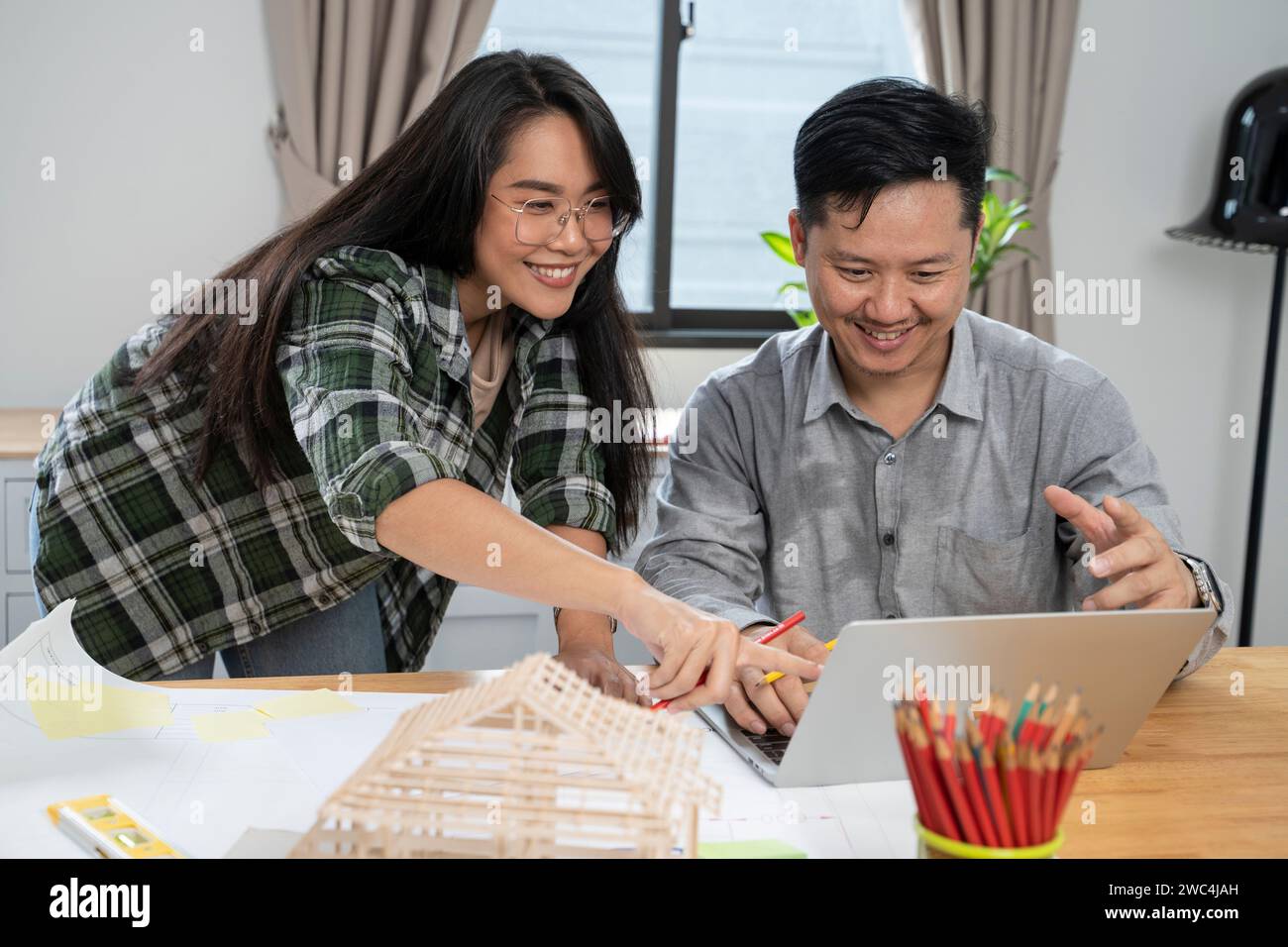 Le donne architetto discutono sul progetto in ufficio. Foto Stock