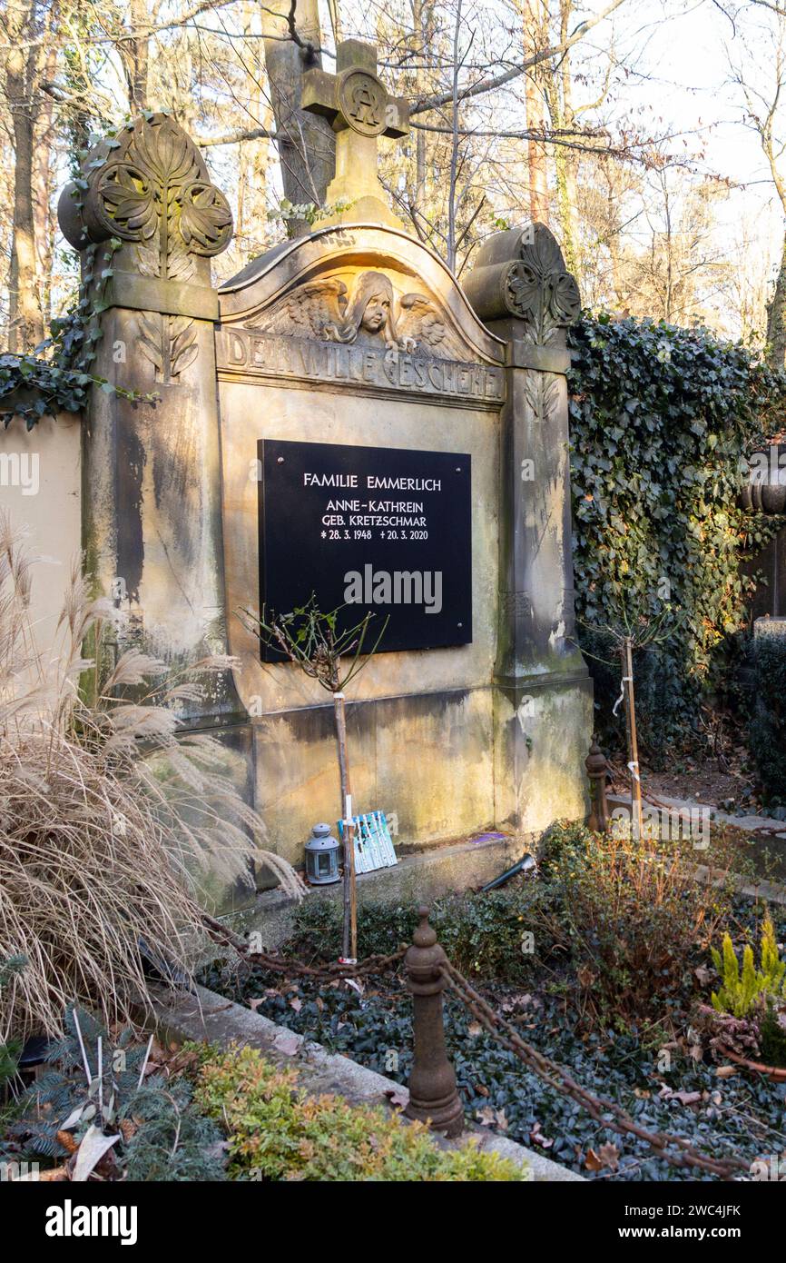 Der am 19.12.2023 im alter von 79 Jahren verstorbene Entertainer und Sänger Gunther Emmerlich soll seine letzte Ruhestätte neben seiner Ehefrau Anne-Kathrein 1948 - 2020 auf dem Waldfriedhof Bad Weißer Hirsch a Dresda. *** L'intrattenitore e cantante Gunther Emmerlich, morto il 19 12 2023 all'età di 79 anni, troverà il suo ultimo luogo di riposo accanto a sua moglie Anne Kathrein 1948 2020 nel cimitero forestale di Bad Weißer Hirsch a Dresda Foto Stock