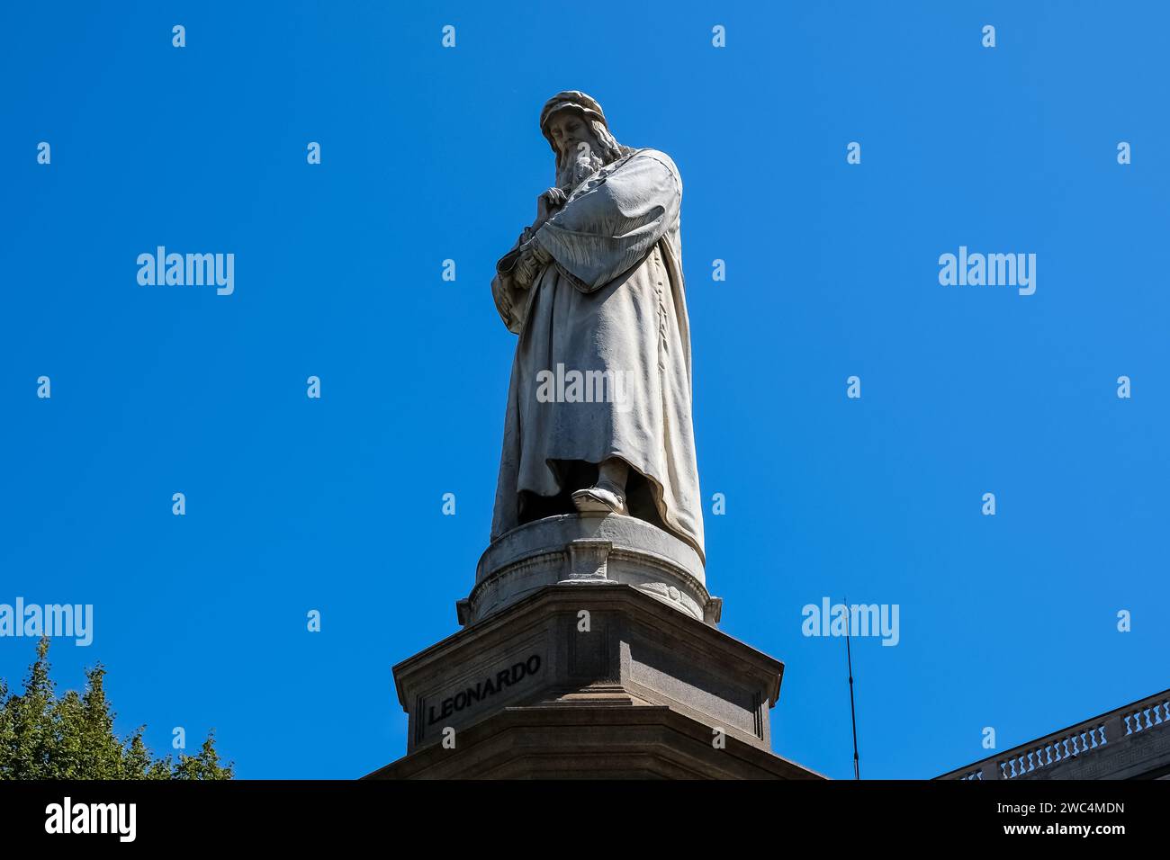 Dettaglio del monumento a Leonardo da Vinci, un gruppo scultoreo commemorativo situato in Piazza della Scala di Milano Foto Stock