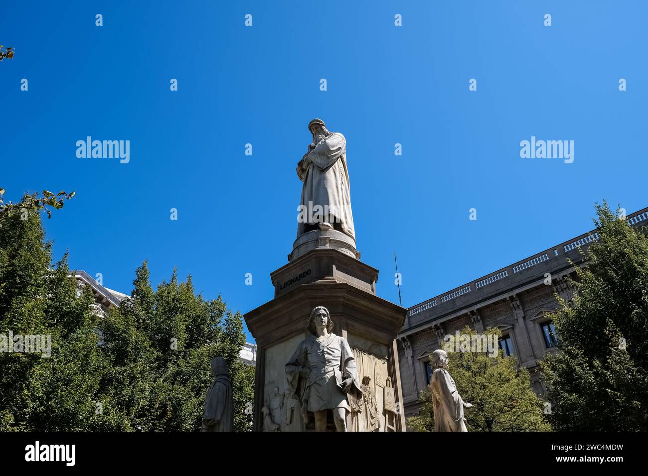 Dettaglio del monumento a Leonardo da Vinci, un gruppo scultoreo commemorativo situato in Piazza della Scala di Milano Foto Stock