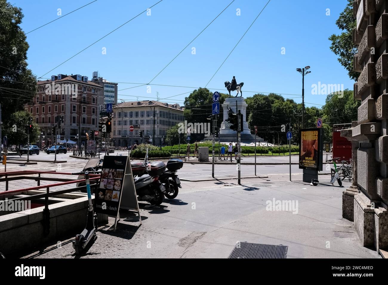 Veduta di largo Cairioli, una piazza situata nel centro di Milano, Italia, con sullo sfondo il monumento a Giuseppe Garibaldi (1895) Foto Stock