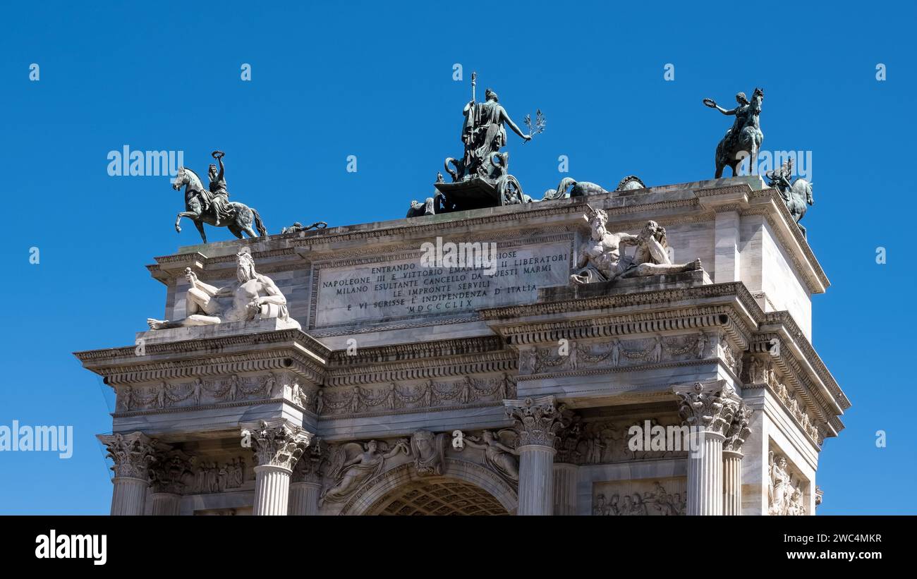 Vista di porta Sempione e dell'Arco della Pace a Milano, Italia. Foto Stock