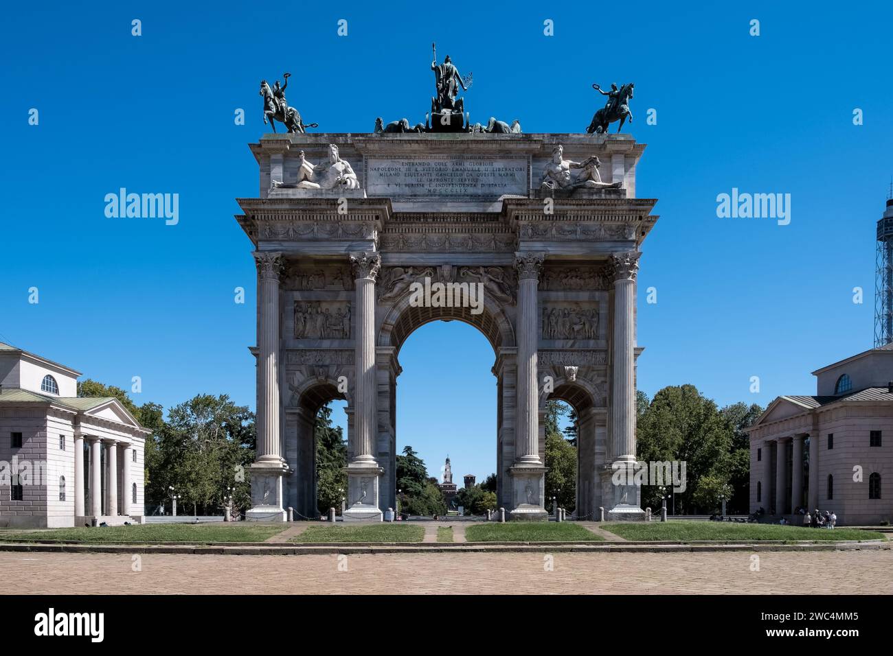 Vista di porta Sempione e dell'Arco della Pace a Milano, Italia. Foto Stock