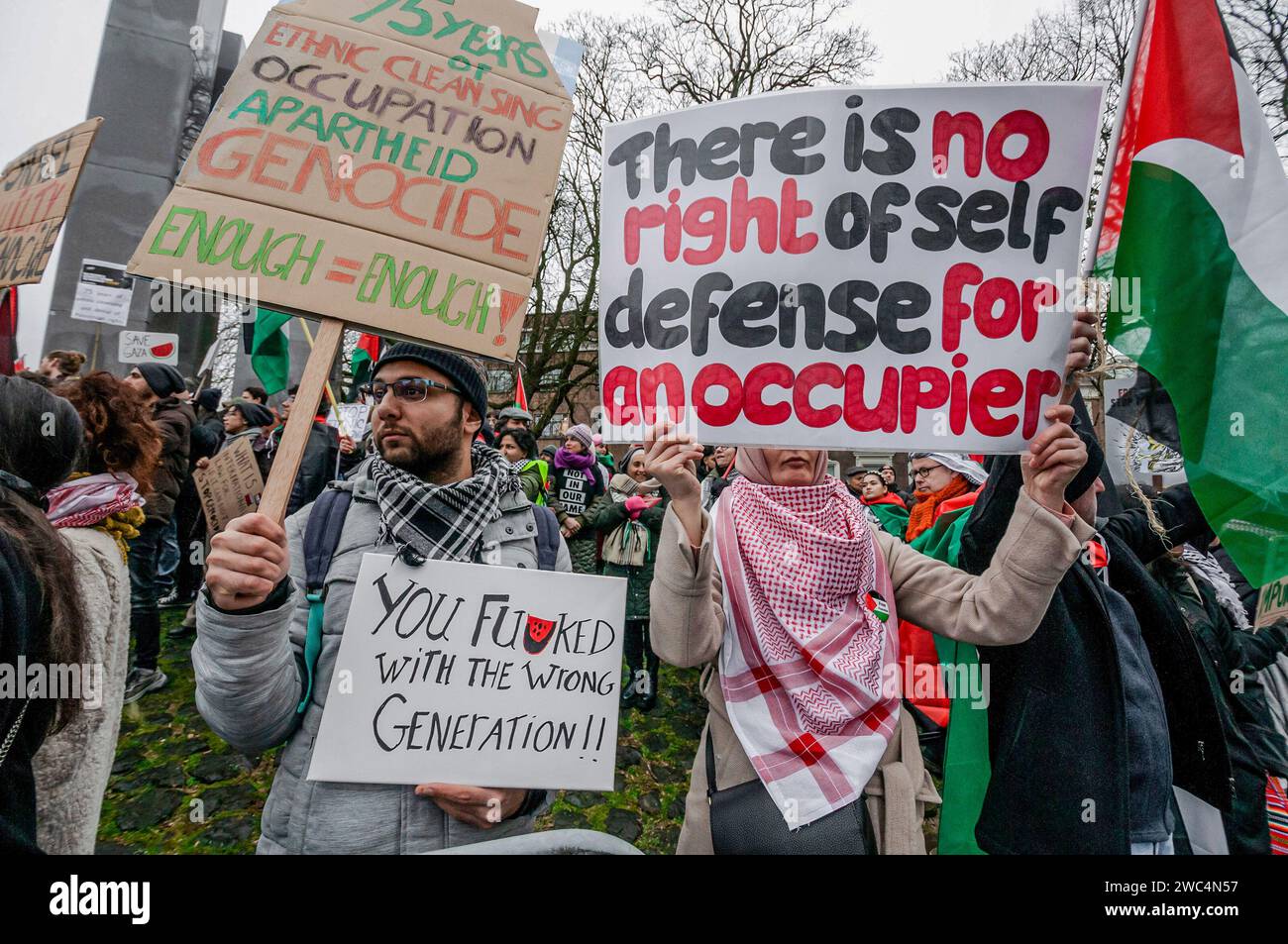 I manifestanti sono in possesso di cartelli che esprimono la loro opinione durante l'audizione della Corte internazionale di giustizia (ICJ). Centinaia di sostenitori pro-palestinesi e alcuni pro-israeliani sono stati tenuti ben separati oggi, al di fuori della Corte internazionale di giustizia (ICJ) o del Palazzo della Pace dell'Aia, il secondo giorno dell'udienza. Il Sudafrica ha accusato Israele di genocidio nei confronti del popolo palestinese. Oggi, gli israeliani hanno avuto la possibilità di difendersi in tribunale e hanno respinto con veemenza le accuse come "infondate” e antisemite. A Gaza, più di 23.800 persone - per lo più donne e bambini hanno b Foto Stock