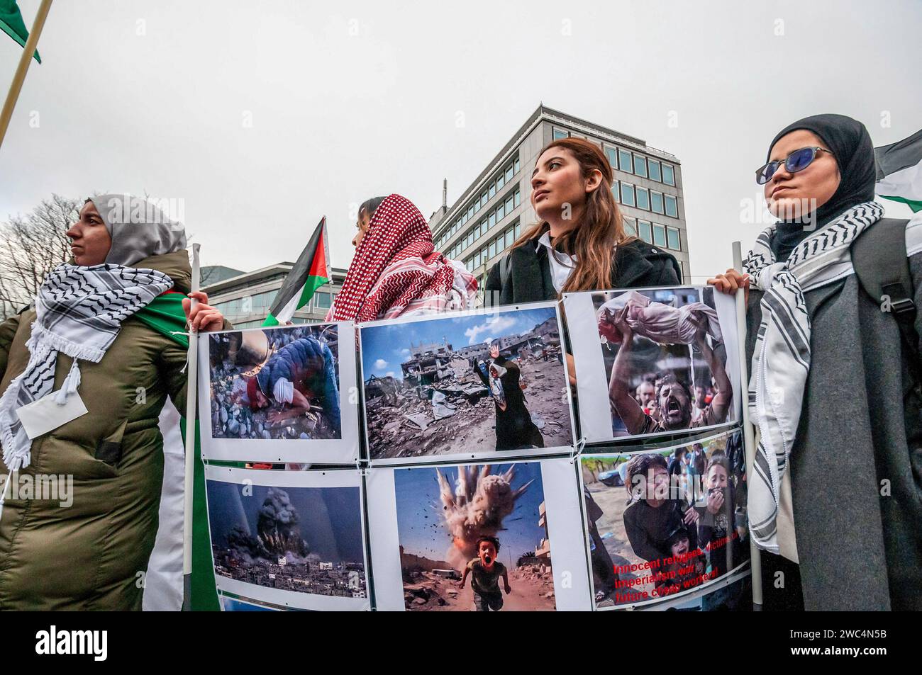 Sostenitore israeliano con foto di bambini deceduti uccisi a Gaza, durante l'udienza della Corte internazionale di giustizia (ICJ). Centinaia di sostenitori pro-palestinesi e alcuni pro-israeliani sono stati tenuti ben separati oggi, al di fuori della Corte internazionale di giustizia (ICJ) o del Palazzo della Pace dell'Aia, il secondo giorno dell'udienza. Il Sudafrica ha accusato Israele di genocidio nei confronti del popolo palestinese. Oggi, gli israeliani hanno avuto la possibilità di difendersi in tribunale e hanno respinto con veemenza le accuse come "infondate” e antisemite. A Gaza, più di 23.800 persone - per lo più donne AN Foto Stock