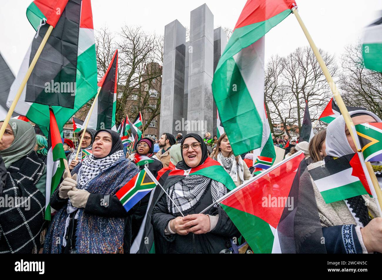 I palestinesi e i loro sostenitori del Memoriale dell'Olocausto partecipano alla Corte internazionale di giustizia (udienza della Corte internazionale di giustizia). Centinaia di sostenitori pro-palestinesi e alcuni pro-israeliani sono stati tenuti ben separati oggi, al di fuori della Corte internazionale di giustizia (ICJ) o del Palazzo della Pace dell'Aia, il secondo giorno dell'udienza. Il Sudafrica ha accusato Israele di genocidio nei confronti del popolo palestinese. Oggi, gli israeliani hanno avuto la possibilità di difendersi in tribunale e hanno respinto con veemenza le accuse come "infondate” e antisemite. A Gaza, più di 23.800 persone - per lo più donne Foto Stock