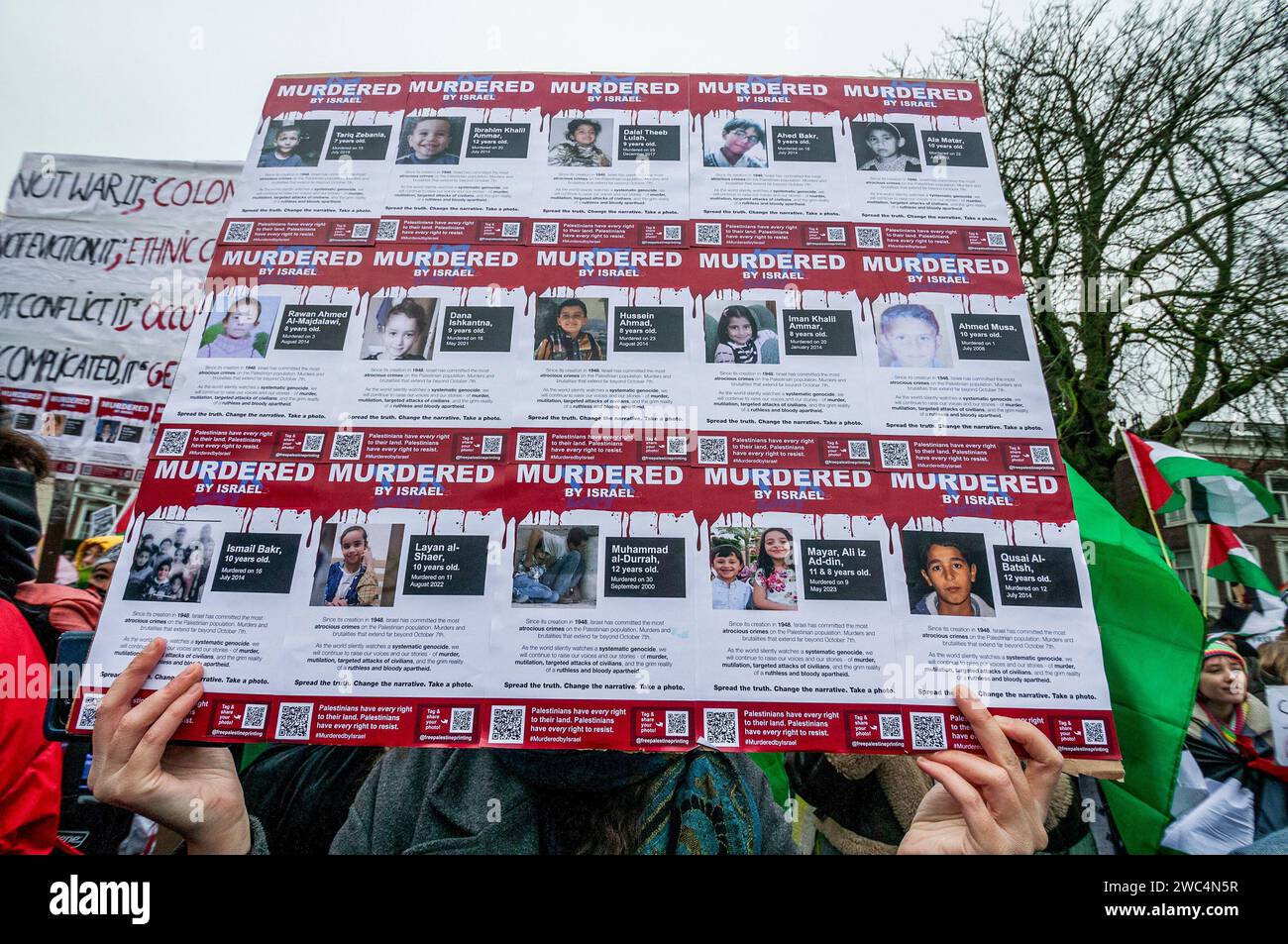 Un sostenitore israeliano con foto di bambini deceduti uccisi a Gaza, durante l'udienza della Corte internazionale di giustizia (ICJ). Centinaia di sostenitori pro-palestinesi e alcuni pro-israeliani sono stati tenuti ben separati oggi, al di fuori della Corte internazionale di giustizia (ICJ) o del Palazzo della Pace dell'Aia, il secondo giorno dell'udienza. Il Sudafrica ha accusato Israele di genocidio nei confronti del popolo palestinese. Oggi, gli israeliani hanno avuto la possibilità di difendersi in tribunale e hanno respinto con veemenza le accuse come "infondate” e antisemite. A Gaza, più di 23.800 persone - per lo più donne Foto Stock