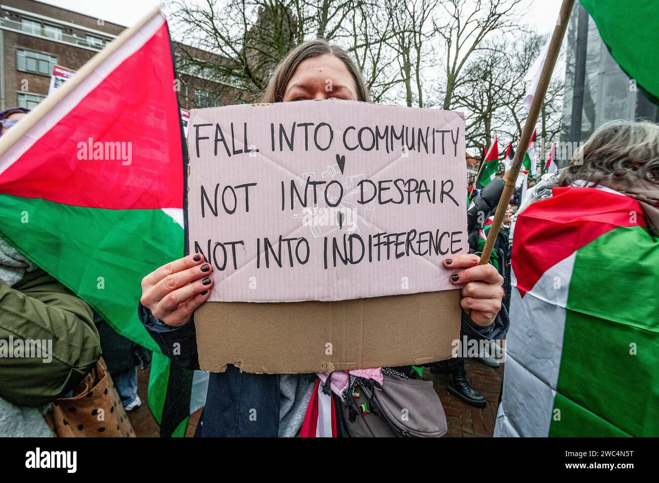 Un manifestante detiene un cartello che esprime la sua opinione durante l'udienza della Corte internazionale di giustizia (ICJ). Centinaia di sostenitori pro-palestinesi e alcuni pro-israeliani sono stati tenuti ben separati oggi, al di fuori della Corte internazionale di giustizia (ICJ) o del Palazzo della Pace dell'Aia, il secondo giorno dell'udienza. Il Sudafrica ha accusato Israele di genocidio nei confronti del popolo palestinese. Oggi, gli israeliani hanno avuto la possibilità di difendersi in tribunale e hanno respinto con veemenza le accuse come "infondate” e antisemite. A Gaza, più di 23.800 persone - per lo più donne e bambini lo hanno fatto Foto Stock