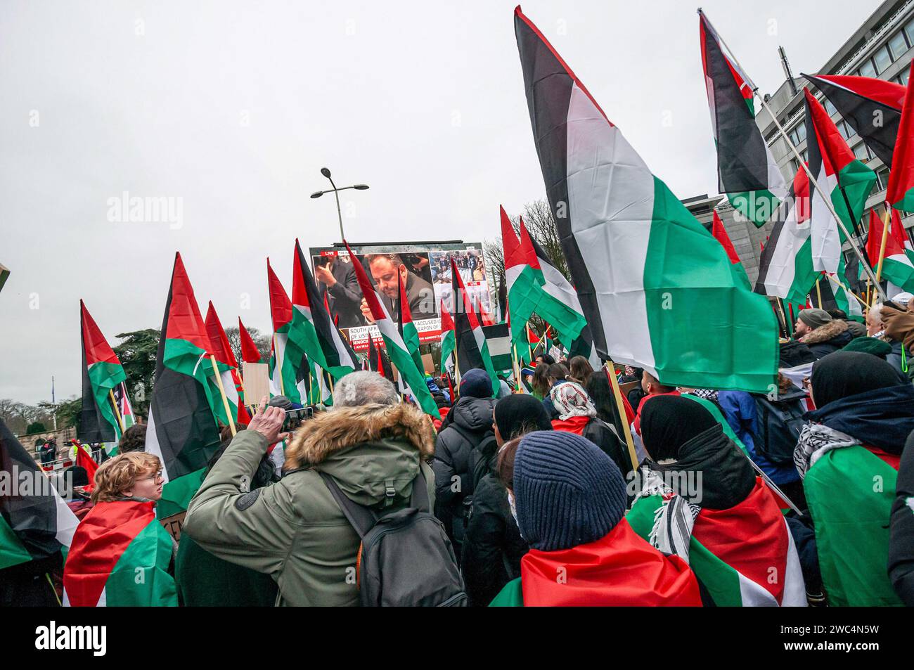 I sostenitori pro-palestinesi si riuniscono con le bandiere durante l’audizione della Corte internazionale di giustizia (ICJ). Centinaia di sostenitori pro-palestinesi e alcuni pro-israeliani sono stati tenuti ben separati oggi, al di fuori della Corte internazionale di giustizia (ICJ) o del Palazzo della Pace dell'Aia, il secondo giorno dell'udienza. Il Sudafrica ha accusato Israele di genocidio nei confronti del popolo palestinese. Oggi, gli israeliani hanno avuto la possibilità di difendersi in tribunale e hanno respinto con veemenza le accuse come "infondate” e antisemite. A Gaza, più di 23.800 persone - per lo più donne e bambini sono stati ki Foto Stock