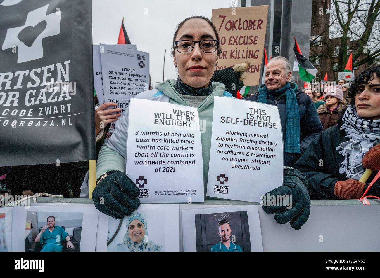 Un manifestante tiene cartelli che esprimono la sua opinione, durante l'audizione della Corte internazionale di giustizia (ICJ). Centinaia di sostenitori pro-palestinesi e alcuni pro-israeliani sono stati tenuti ben separati oggi, al di fuori della Corte internazionale di giustizia (ICJ) o del Palazzo della Pace dell'Aia, il secondo giorno dell'udienza. Il Sudafrica ha accusato Israele di genocidio nei confronti del popolo palestinese. Oggi, gli israeliani hanno avuto la possibilità di difendersi in tribunale e hanno respinto con veemenza le accuse come "infondate” e antisemite. A Gaza, più di 23.800 persone - per lo più donne e bambini lo hanno fatto Foto Stock