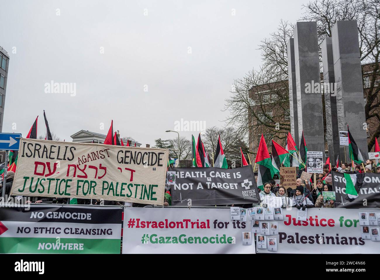 I manifestanti partecipano alla Corte internazionale di giustizia (udienza ICJ). Centinaia di sostenitori pro-palestinesi e alcuni pro-israeliani sono stati tenuti ben separati oggi, al di fuori della Corte internazionale di giustizia (ICJ) o del Palazzo della Pace dell'Aia, il secondo giorno dell'udienza. Il Sudafrica ha accusato Israele di genocidio nei confronti del popolo palestinese. Oggi, gli israeliani hanno avuto la possibilità di difendersi in tribunale e hanno respinto con veemenza le accuse come "infondate” e antisemite. A Gaza sono state uccise più di 23.800 persone - per lo più donne e bambini e decine di persone Foto Stock