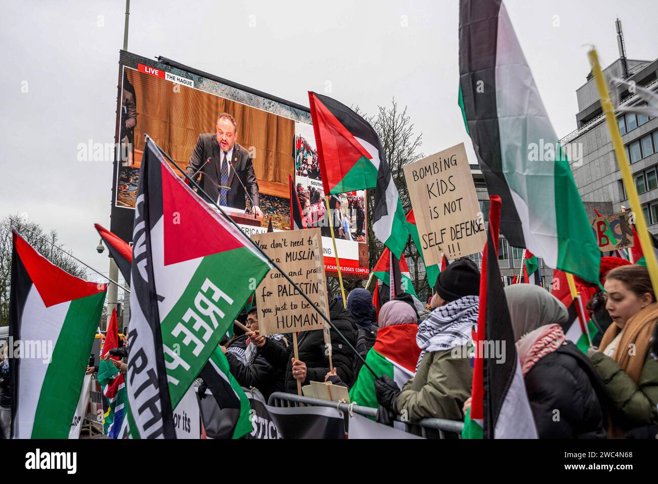 I palestinesi e i loro sostenitori guardano una trasmissione in diretta dei caricatori portati dal Sud Africa contro lo Stato di Israele, durante l'audizione della Corte internazionale di giustizia (ICJ). Centinaia di sostenitori pro-palestinesi e alcuni pro-israeliani sono stati tenuti ben separati oggi, al di fuori della Corte internazionale di giustizia (ICJ) o del Palazzo della Pace dell'Aia, il secondo giorno dell'udienza. Il Sudafrica ha accusato Israele di genocidio nei confronti del popolo palestinese. Oggi, israeliani hanno avuto la possibilità di difendersi in tribunale e hanno respinto con veemenza le accuse come "infondate” e A. Foto Stock
