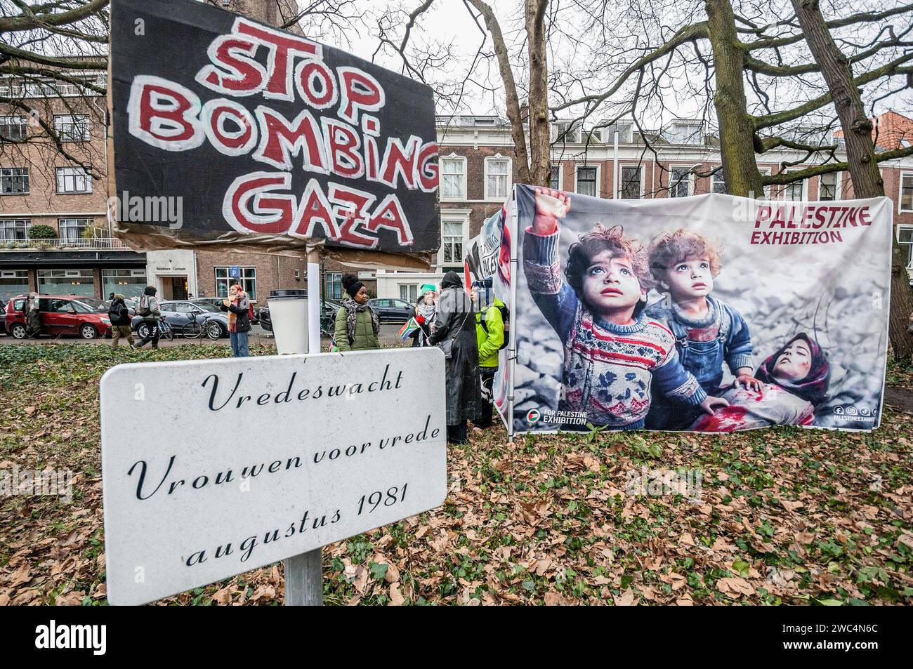 Cartelli visti nel corso della Corte internazionale di giustizia (udienza della Corte internazionale di giustizia). Centinaia di sostenitori pro-palestinesi e alcuni pro-israeliani sono stati tenuti ben separati oggi, al di fuori della Corte internazionale di giustizia (ICJ) o del Palazzo della Pace dell'Aia, il secondo giorno dell'udienza. Il Sudafrica ha accusato Israele di genocidio nei confronti del popolo palestinese. Oggi, gli israeliani hanno avuto la possibilità di difendersi in tribunale e hanno respinto con veemenza le accuse come "infondate” e antisemite. A Gaza sono state uccise più di 23.800 persone - per lo più donne e bambini e decine di migliaia inj Foto Stock