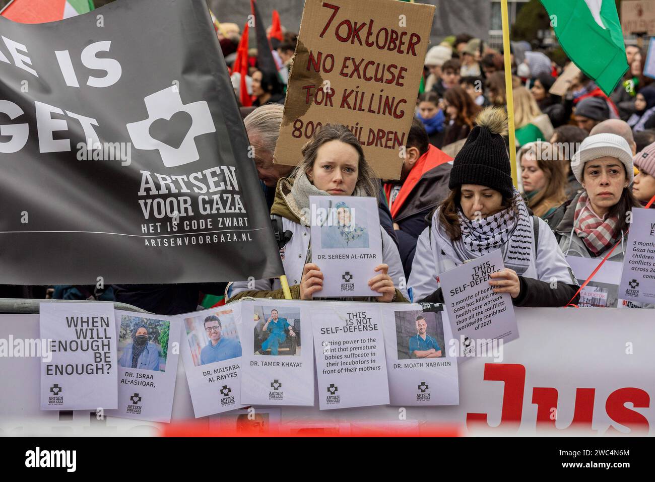 Medici con immagini delle loro controparti uccise in Palestina, durante l'audizione della Corte internazionale di giustizia (ICJ). Centinaia di sostenitori pro-palestinesi e alcuni pro-israeliani sono stati tenuti ben separati oggi, al di fuori della Corte internazionale di giustizia (ICJ) o del Palazzo della Pace dell'Aia, il secondo giorno dell'udienza. Il Sudafrica ha accusato Israele di genocidio nei confronti del popolo palestinese. Oggi, gli israeliani hanno avuto la possibilità di difendersi in tribunale e hanno respinto con veemenza le accuse come "infondate” e antisemite. A Gaza, più di 23.800 persone - per lo più donne Foto Stock