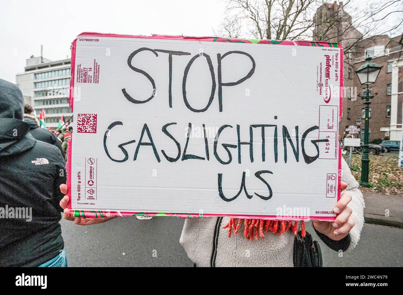 Un manifestante detiene un cartello che esprime la sua opinione durante l'udienza della Corte internazionale di giustizia (ICJ). Centinaia di sostenitori pro-palestinesi e alcuni pro-israeliani sono stati tenuti ben separati oggi, al di fuori della Corte internazionale di giustizia (ICJ) o del Palazzo della Pace dell'Aia, il secondo giorno dell'udienza. Il Sudafrica ha accusato Israele di genocidio nei confronti del popolo palestinese. Oggi, gli israeliani hanno avuto la possibilità di difendersi in tribunale e hanno respinto con veemenza le accuse come "infondate” e antisemite. A Gaza, più di 23.800 persone - per lo più donne e bambini lo hanno fatto Foto Stock