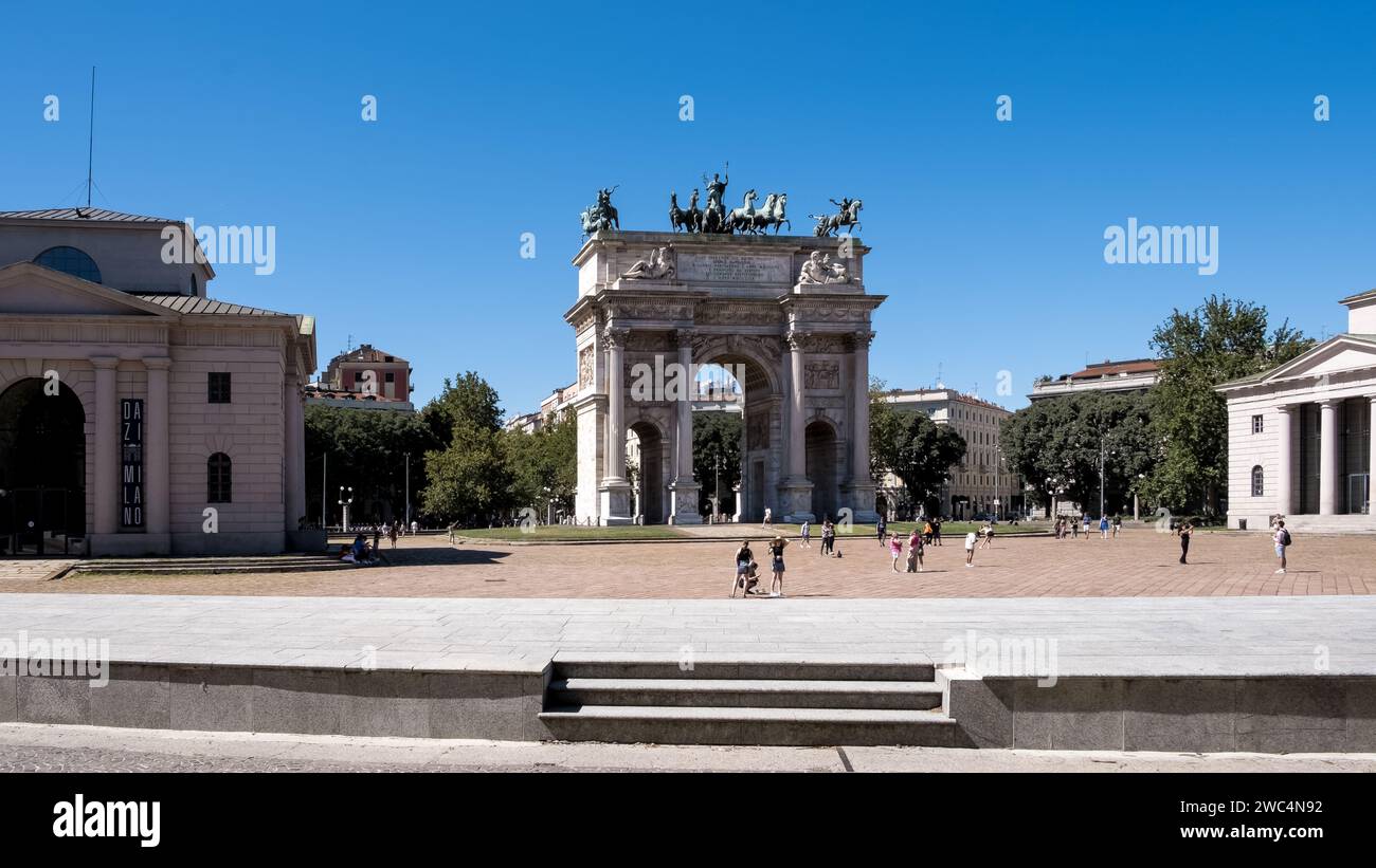 Vista di porta Sempione e dell'Arco della Pace a Milano, Italia. Foto Stock