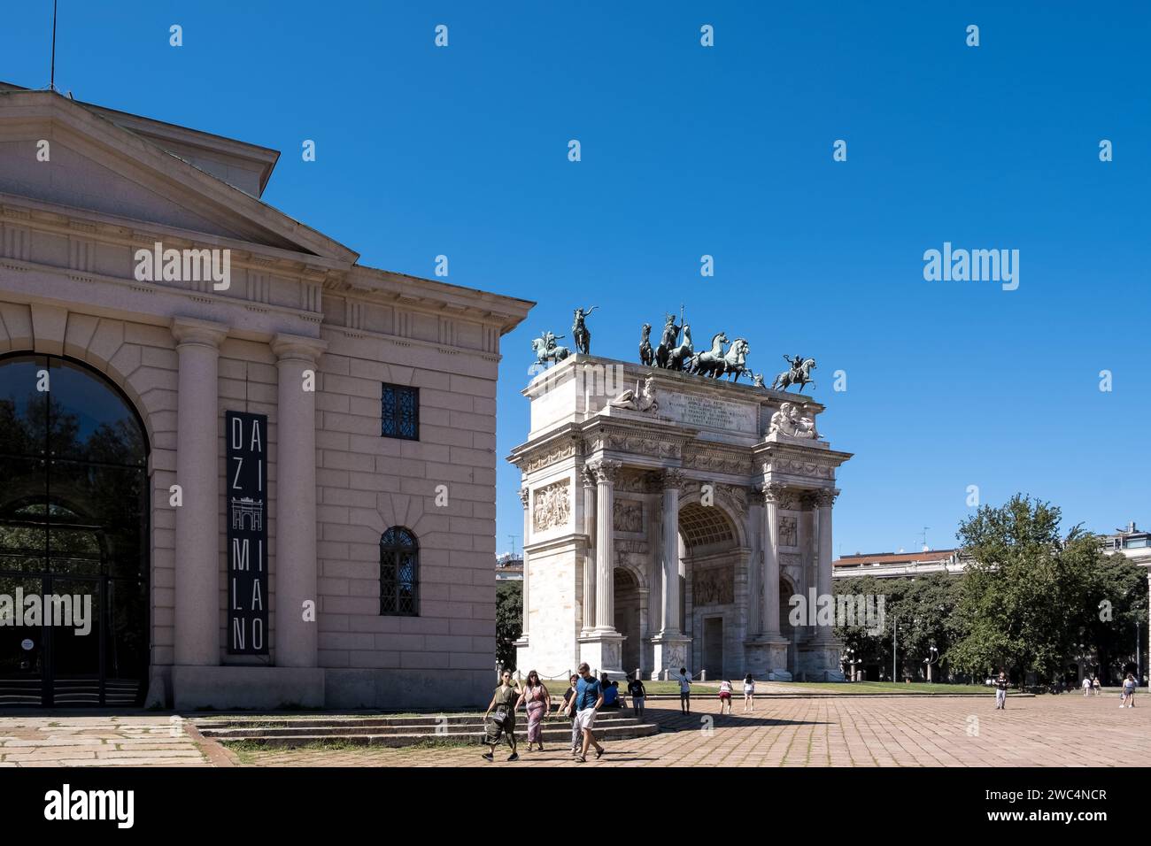 Vista di porta Sempione e dell'Arco della Pace a Milano, Italia. Foto Stock