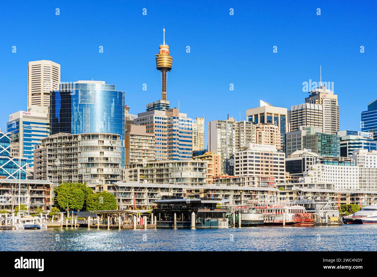 King Street Wharf e lo skyline del CBD lungo il lato orientale di Darling Harbour, Sydney, NSW, Australia Foto Stock