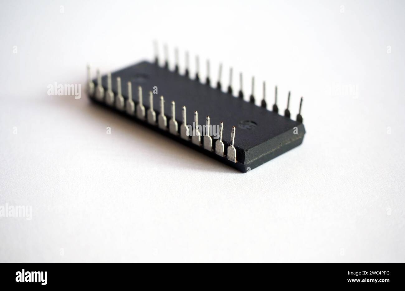 circuito integrato a 28 gambe isolato su un bianco. Componente elettronico semiconduttore. Foto Stock