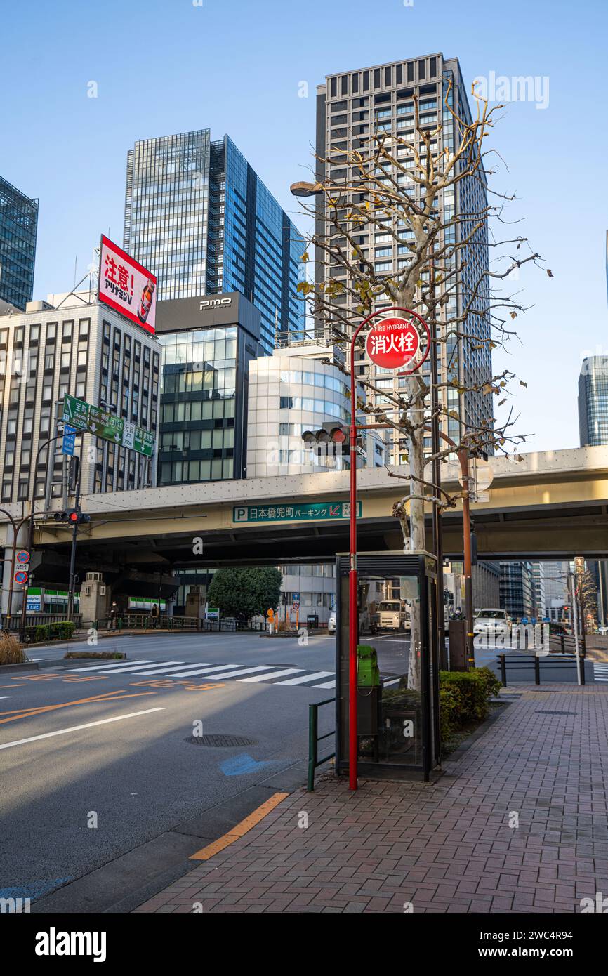 Tokyo, Giappone, gennaio 2024. il cartello che indica l'assunzione di acqua di un idrante sul marciapiede di una strada nel centro della città Foto Stock
