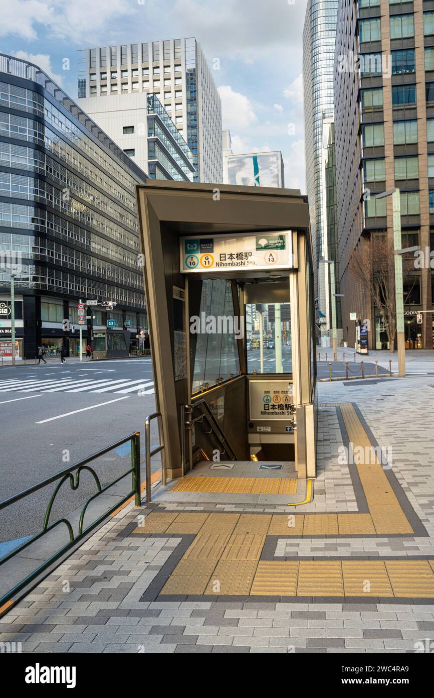Tokyo, Giappone, gennaio 2024. Il cartello all'ingresso della stazione della metropolitana Nihonbashi nel centro della città Foto Stock