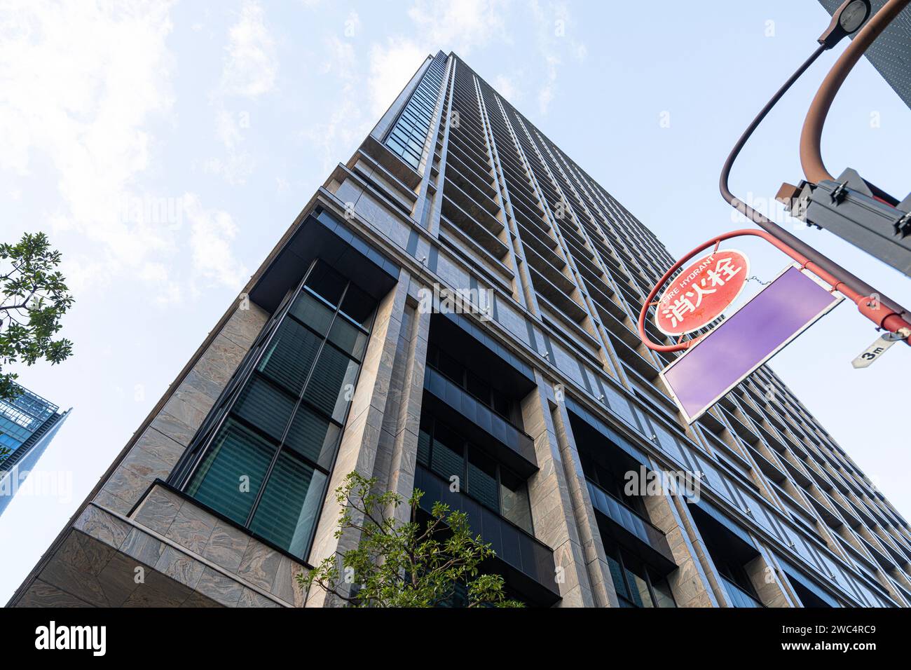 Tokyo, Giappone, gennaio 2024. il cartello che indica l'assunzione di acqua di un idrante sul marciapiede di una strada nel centro della città Foto Stock