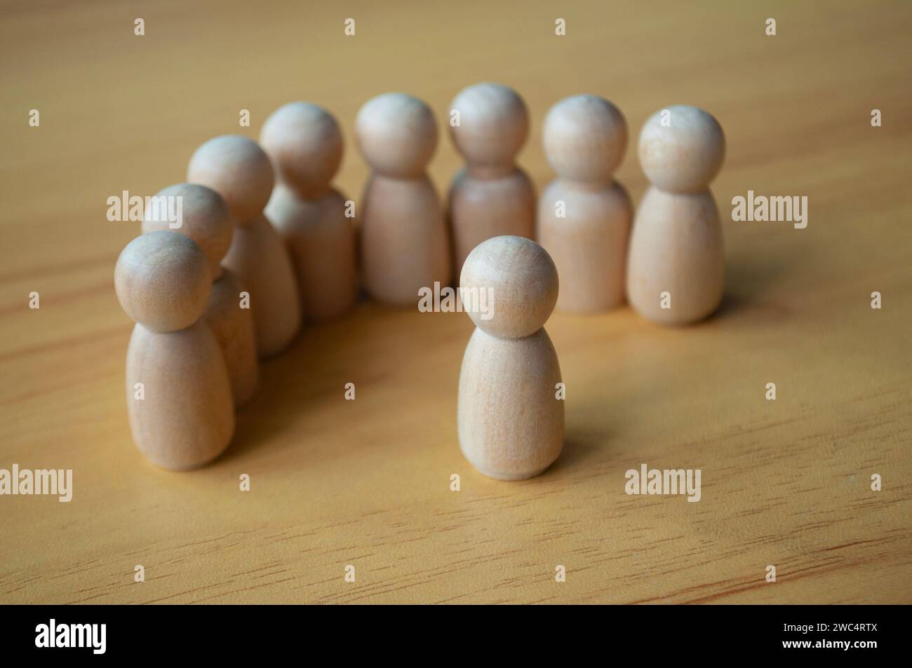 Leader che discute e dà indicazioni al team. Concetto di leadership. Foto Stock